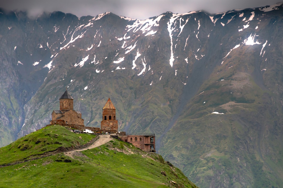 Geghard : le monastère arménien taillé dans la roche - 4RR9+74 | Secret World Trip Planner