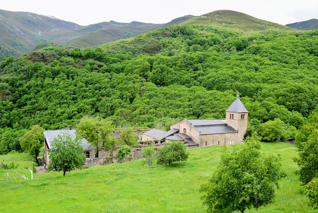 Geghard : le monastère arménien taillé dans la roche - 4RR9+74 | Secret World Trip Planner