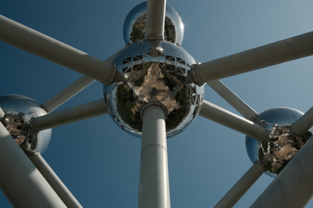 ブリュッセルのアトミウム：完全訪問ガイド - Pl. de l'Atomium 1 | Secret World Trip Planner