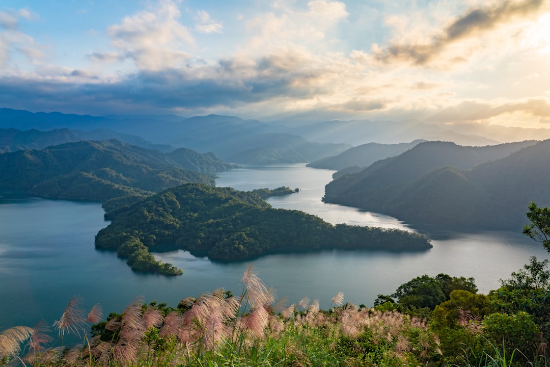 Phewa Lake, Pokhara: A Reflection of Annapurna - Lago Phewa | Secret World Trip Planner