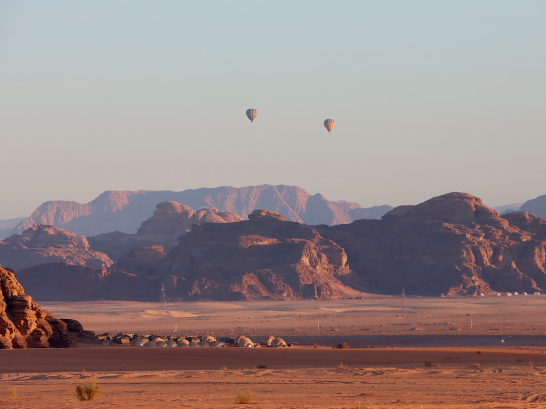 Wadi Rum: tramonti rossi nel deserto di pietra — Wadi Rum Village