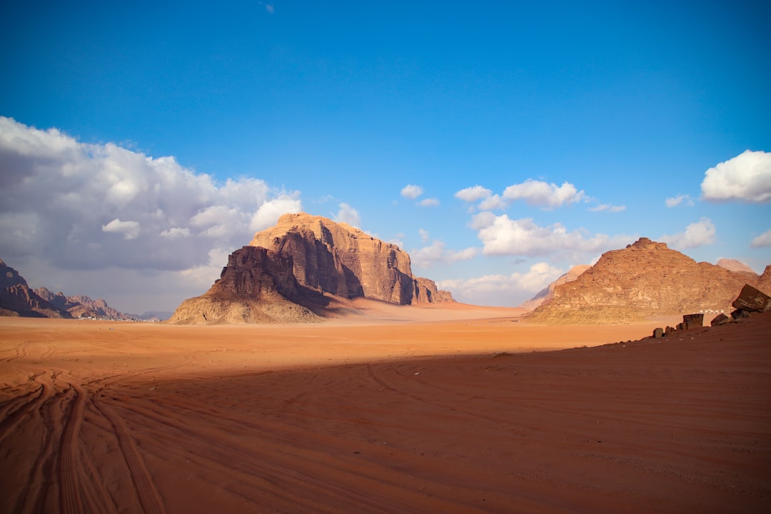 Wadi Rum: pôr do sol vermelho no deserto de pedra - Wadi Rum Village | Secret World Trip Planner