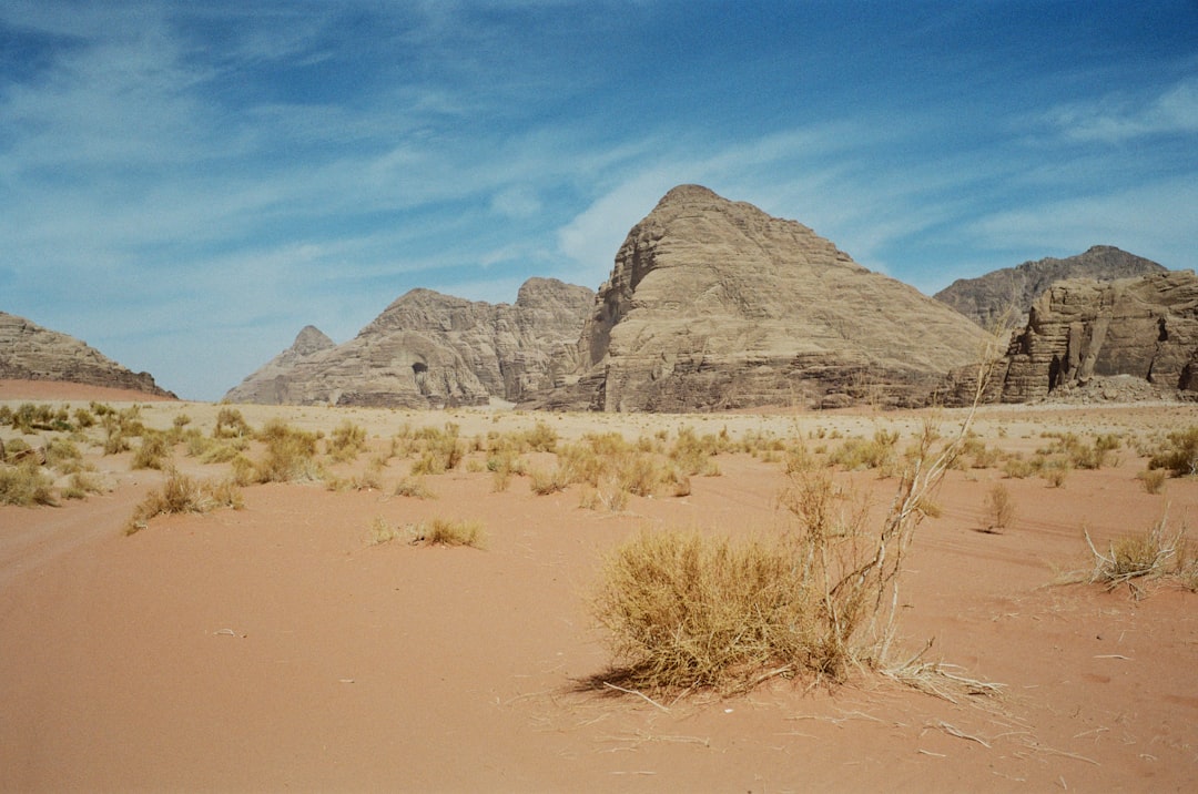 Wadi Rum: pôr do sol vermelho no deserto de pedra - Wadi Rum Village | Secret World Trip Planner