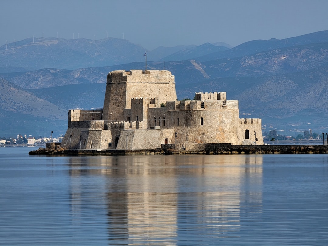 Entdeckung der Burg von Lambros: Geschichte und Schönheit in Griechenland - C949+Q5 Tilos | Secret World Trip Planner