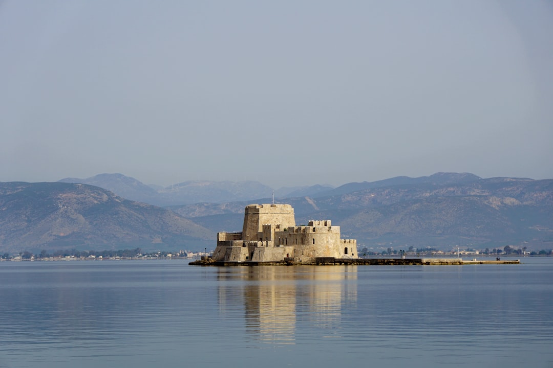 À la découverte du Château de Lambros : histoire et beauté en Grèce - C949+Q5 Tilos | Secret World Trip Planner