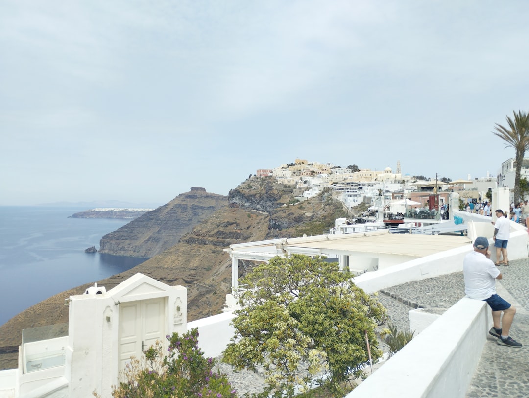 Le trekking de Fira à Oia : le sentier de la caldera - CCPF+X3 | Secret World Trip Planner