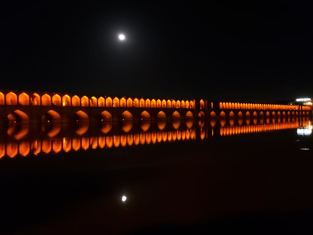 Si-o-se Pol: il ponte dei 33 archi di Esfahan - Esfahan | Secret World Trip Planner