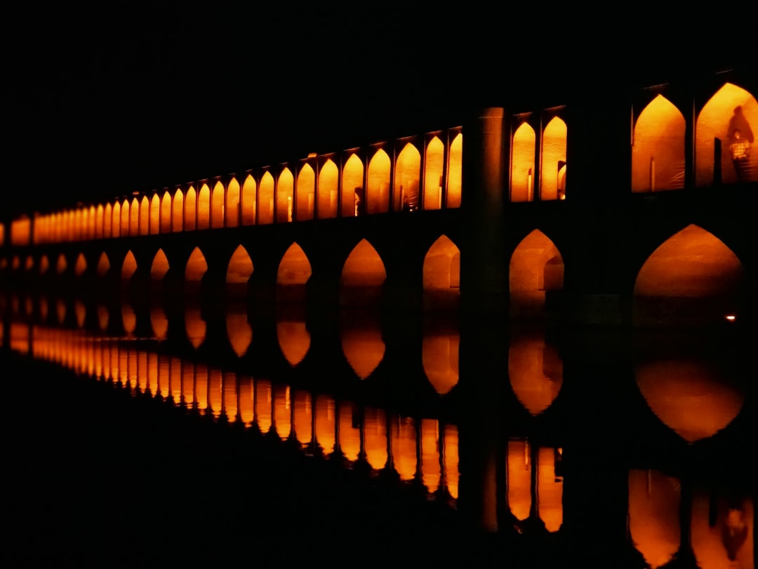 Si-o-se Pol: Die 33 Bögen Brücke von Isfahan - Esfahan | Secret World Trip Planner