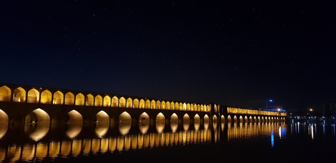 Si-o-se Pol : le pont aux 33 arches d'Isfahan - Esfahan | Secret World Trip Planner