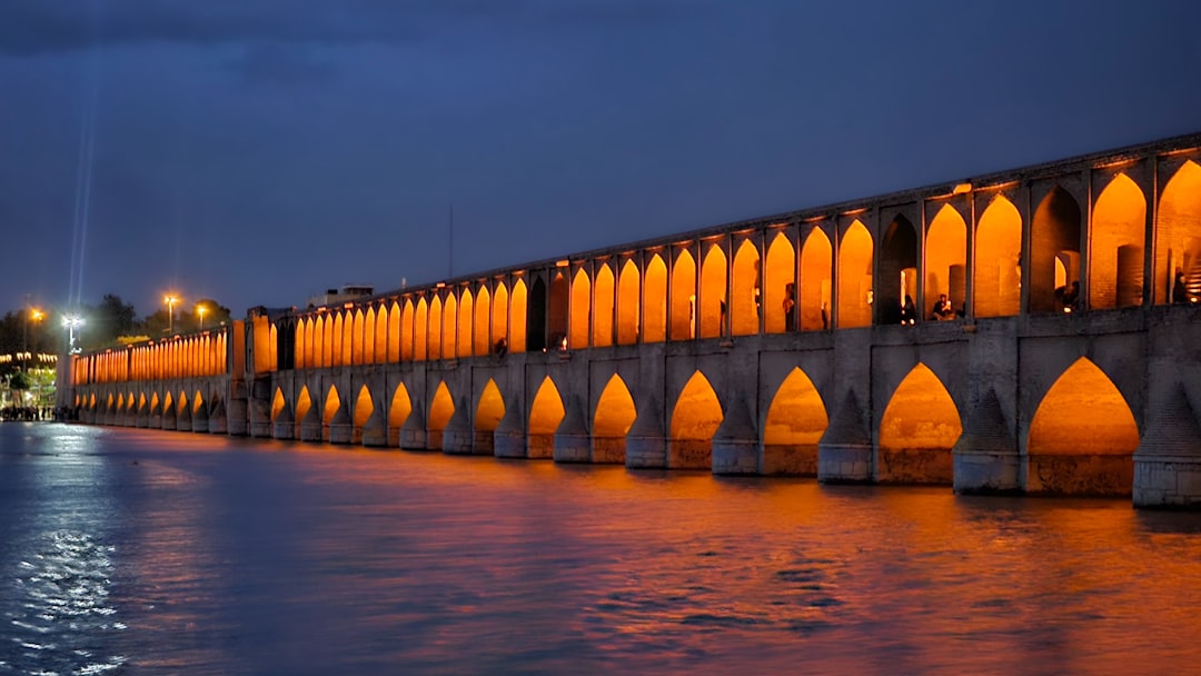 Si-o-se Pol : le pont aux 33 arches d'Isfahan - Esfahan | Secret World Trip Planner