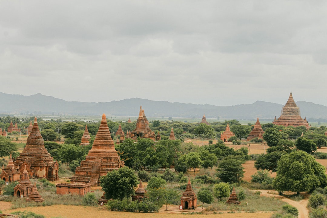 Bagan au crépuscule : temples et pagodes du Myanmar — 5V94+5F2