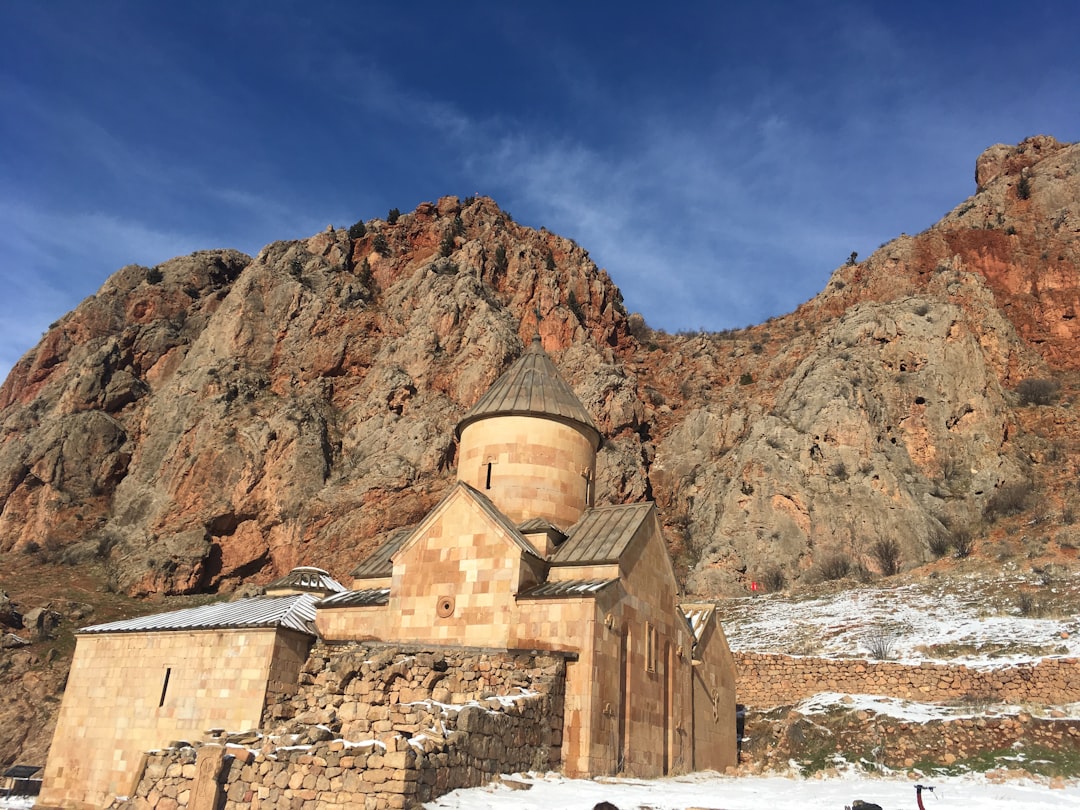 Noravank: il monastero armeno nella gola di roccia rossa - Noravank Monastery Rd | Secret World Trip Planner