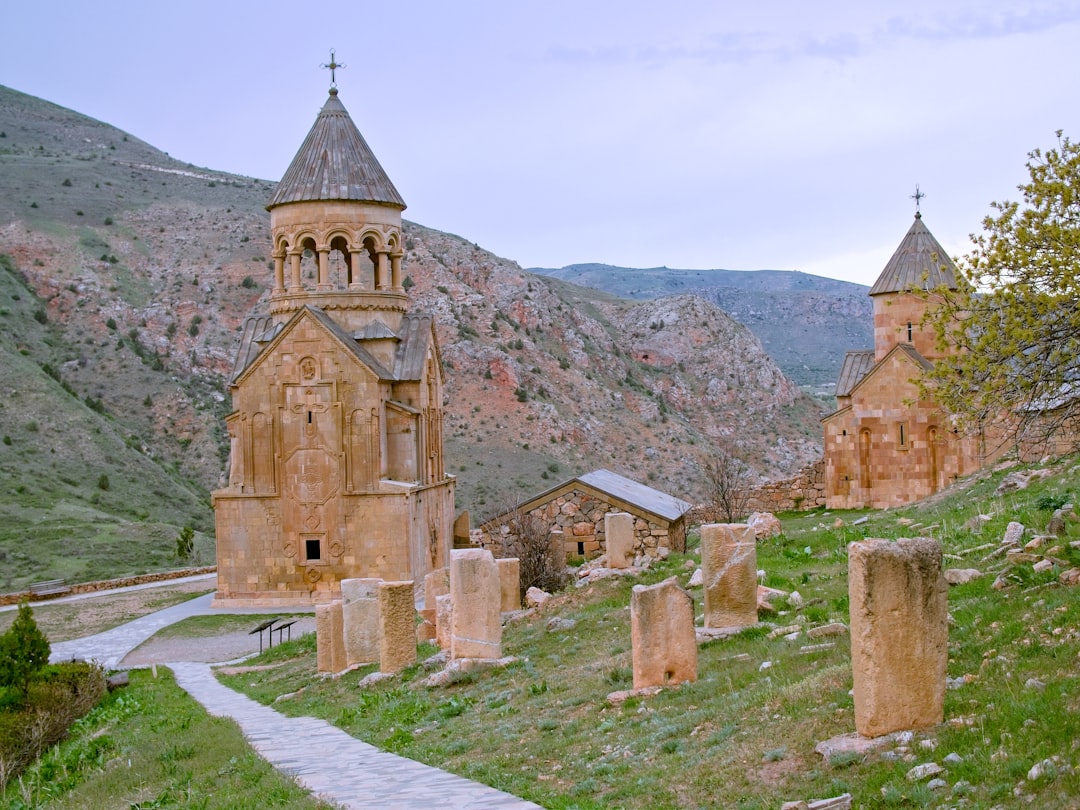 Noravank : le monastère arménien dans la gorge rouge - Noravank Monastery Rd | Secret World Trip Planner