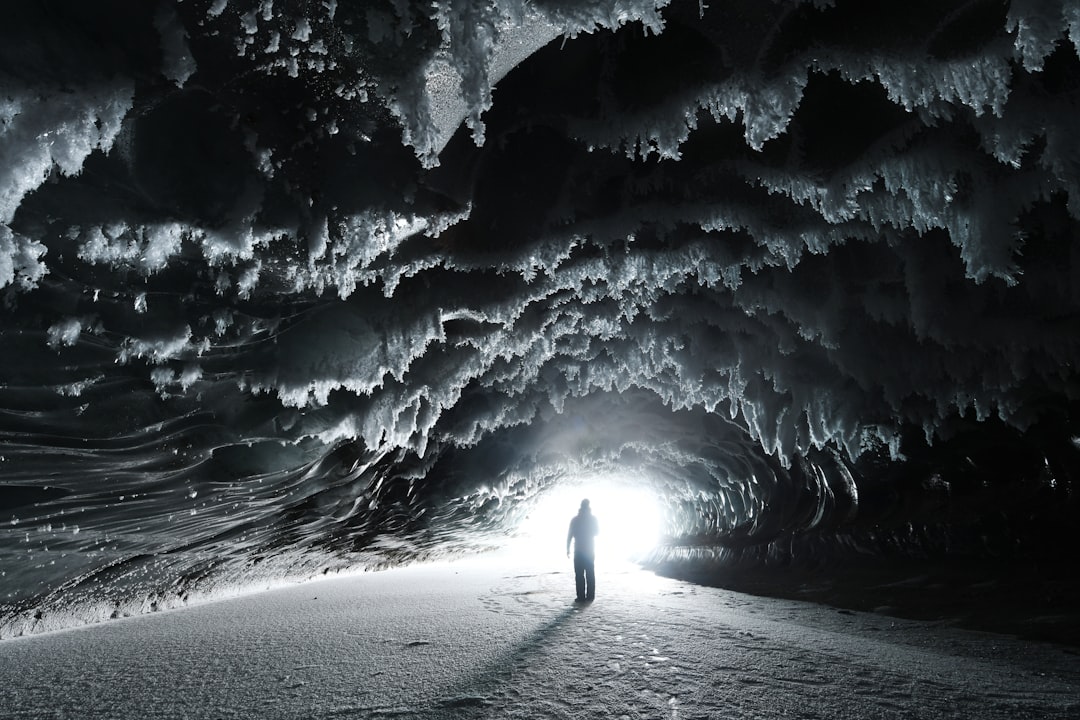 Eisgrotte Narusawa: Im Herzen des Fuji - Minamitsuru District | Secret World Trip Planner