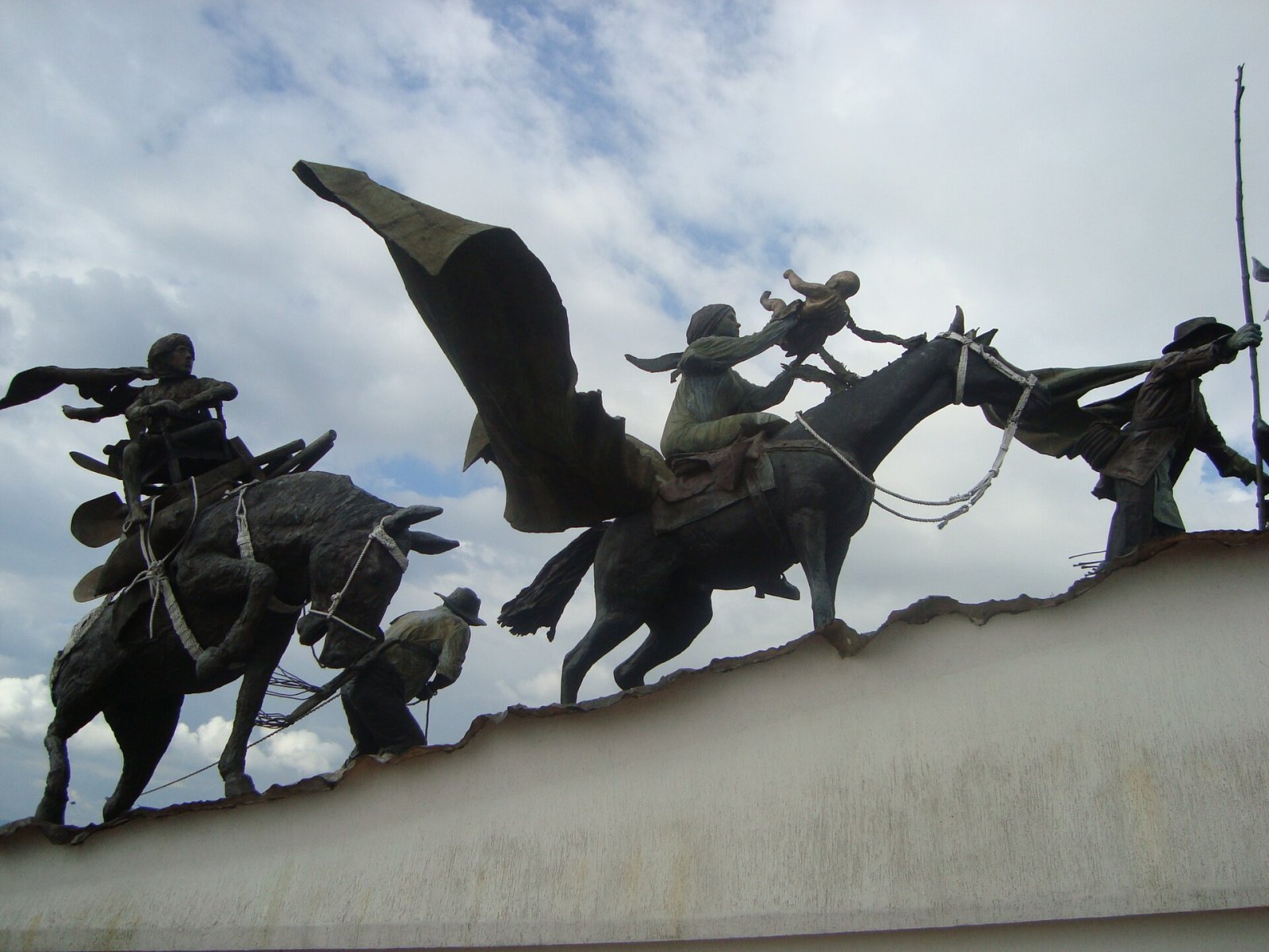 Monumento a los Colonizadores: símbolo de Manizales en Colombia - Manizales | Secret World Trip Planner
