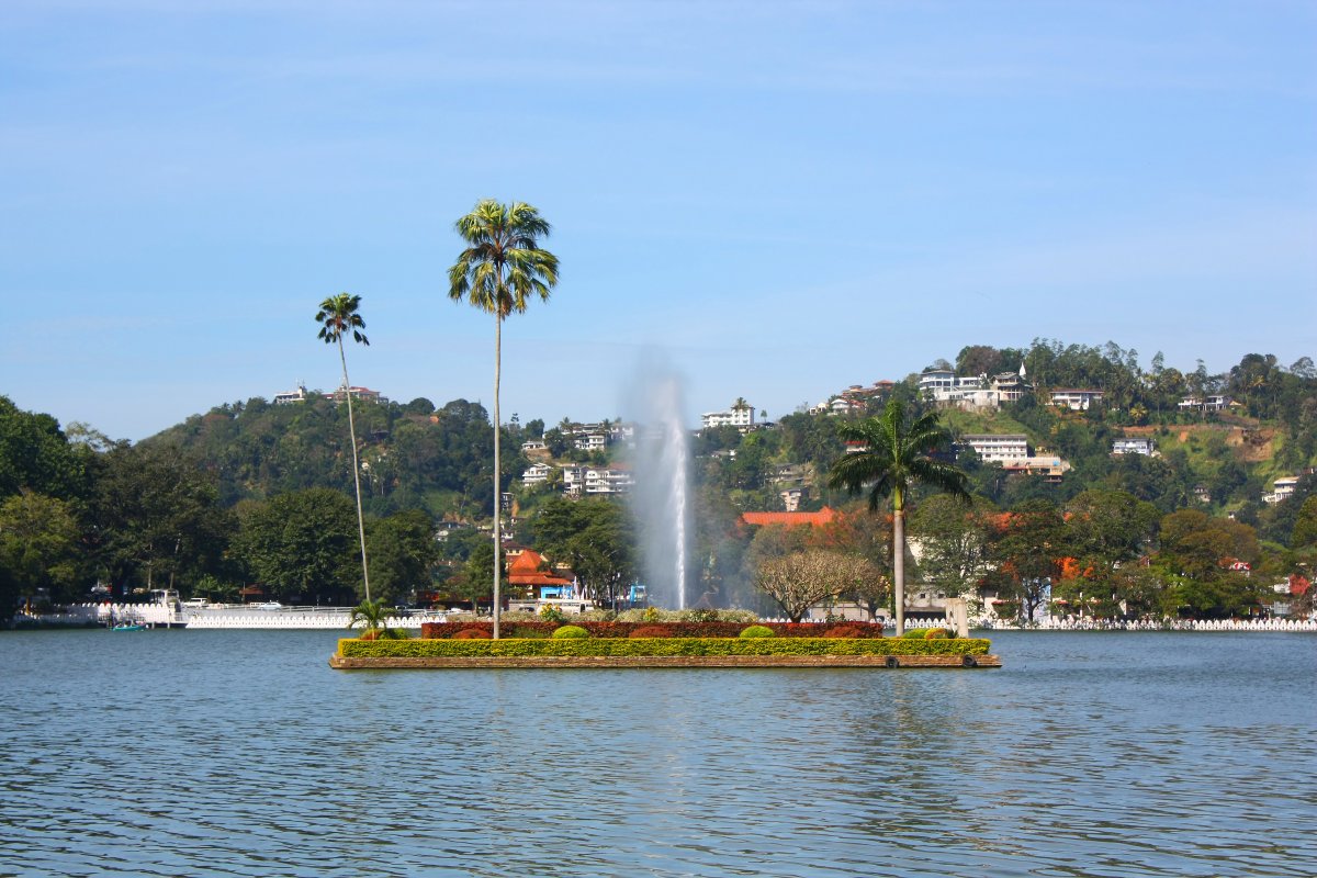 Kandy Lake Trail: A Walk Through Temples and History - lago Kandy | Secret World Trip Planner