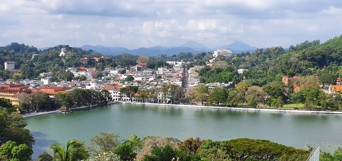 Kandy Lake Trail: A Walk Through Temples and History - lago Kandy | Secret World Trip Planner