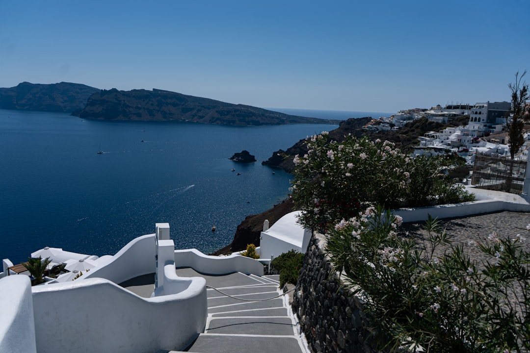 Santorin Weinpfade: Assyrtiko und Caldera in Oia - Oia 847 02 | Secret World Trip Planner