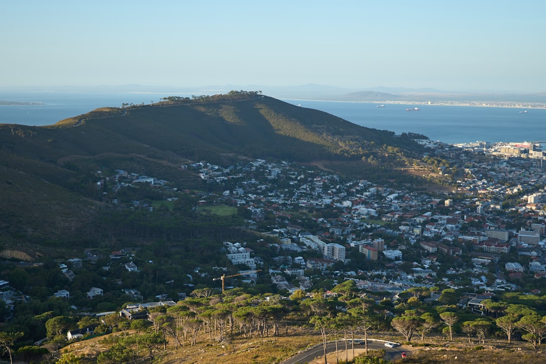 日落时分的桌山：开普敦的巅峰美景 - Cape Town | Secret World Trip Planner