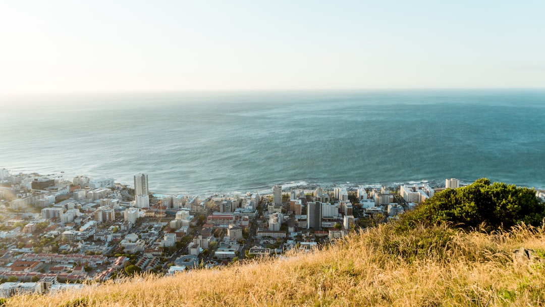 日落时分的桌山：开普敦的巅峰美景 - Cape Town | Secret World Trip Planner
