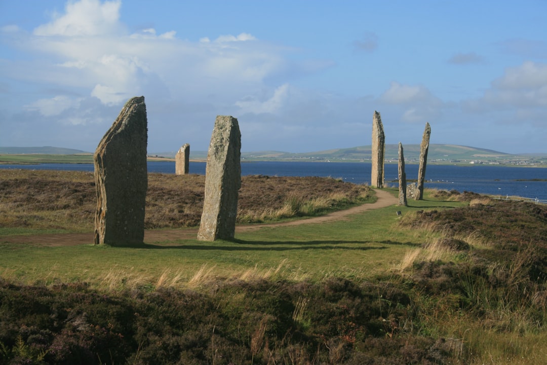 Scopri il Monumento ad Angus MacAskill nelle Ebridi Esterne - PQ3P+GV Isle of North Uist | Secret World Trip Planner