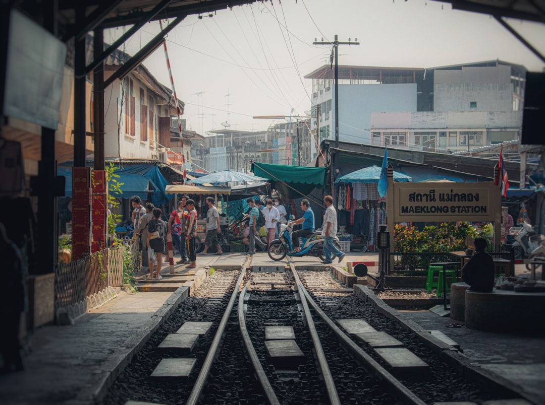 Maeklong : le marché où le train s'arrête - Mueang Samut Songkhram District | Secret World Trip Planner