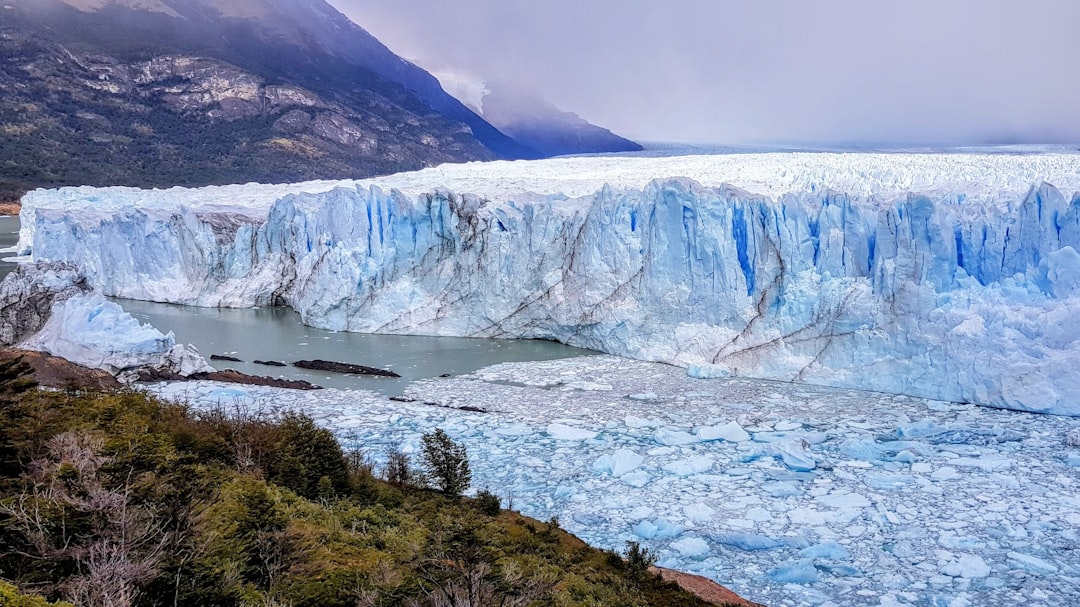 Mirador Perito Moreno au coucher du soleil : glace et lumière dorée - Provincia di Santa Cruz | Secret World Trip Planner