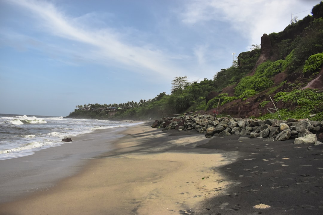 Varkala Beach: scogliere rosse e mare arabico - Varkala | Secret World Trip Planner
