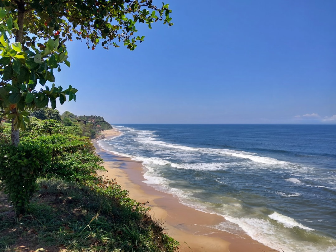 Varkala Beach: scogliere rosse e mare arabico - Varkala | Secret World Trip Planner