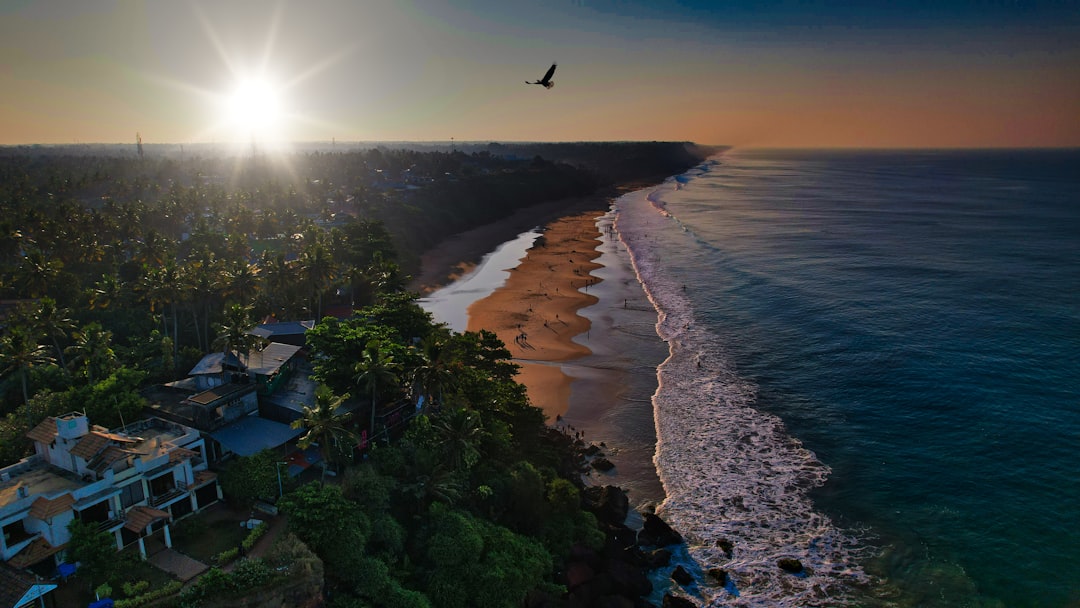 Пляж Варкала: красные скалы и арабское море - Varkala | Secret World Trip Planner