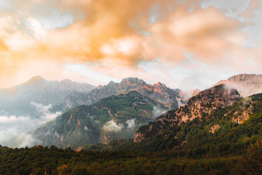 Découvrez le Mont Dhëmbel : un joyau naturel de l'Albanie — Konckë