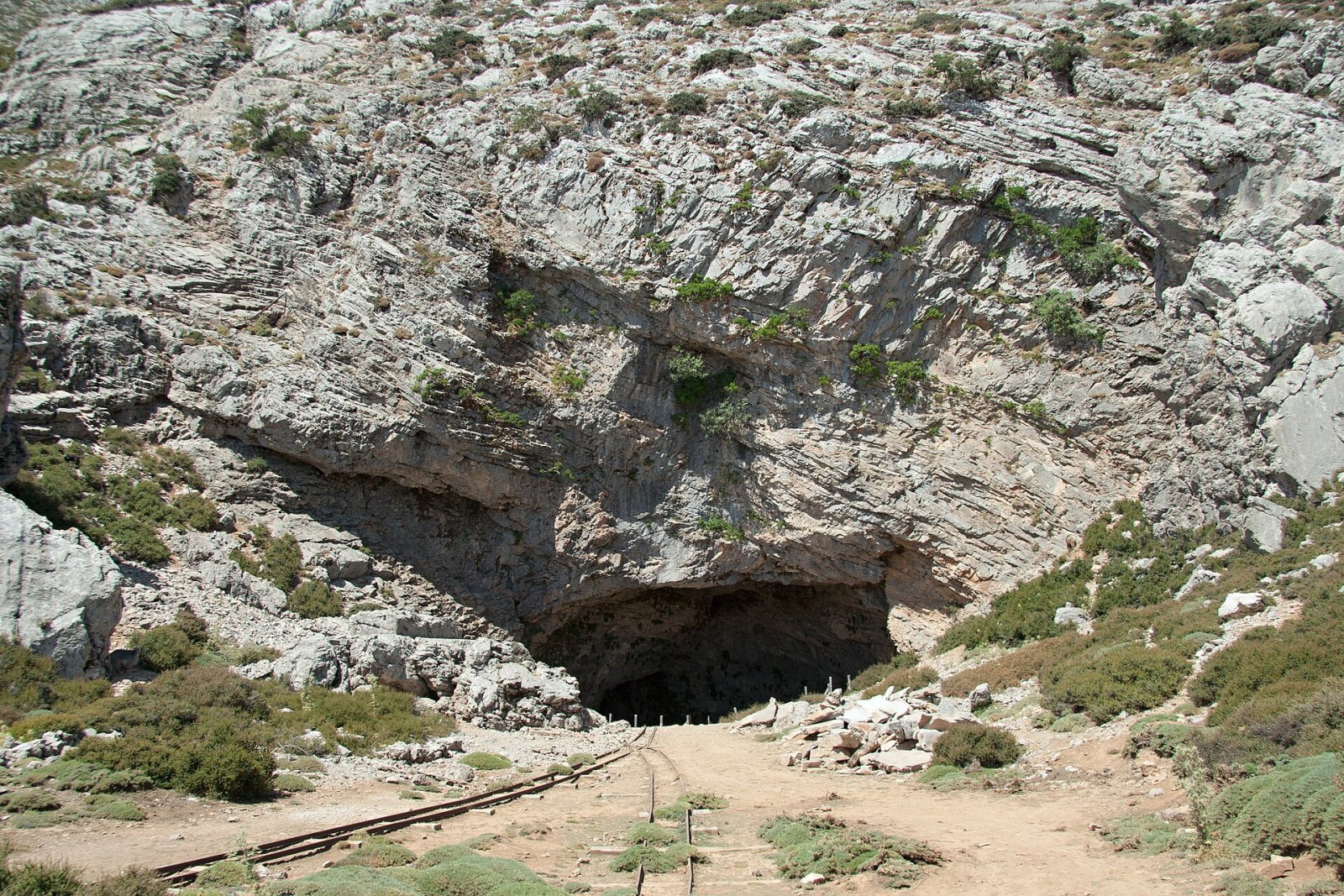 Scopri la Grotta di Idaea: un viaggio nella storia greca - 6R5H+7H Anogia | Secret World Trip Planner