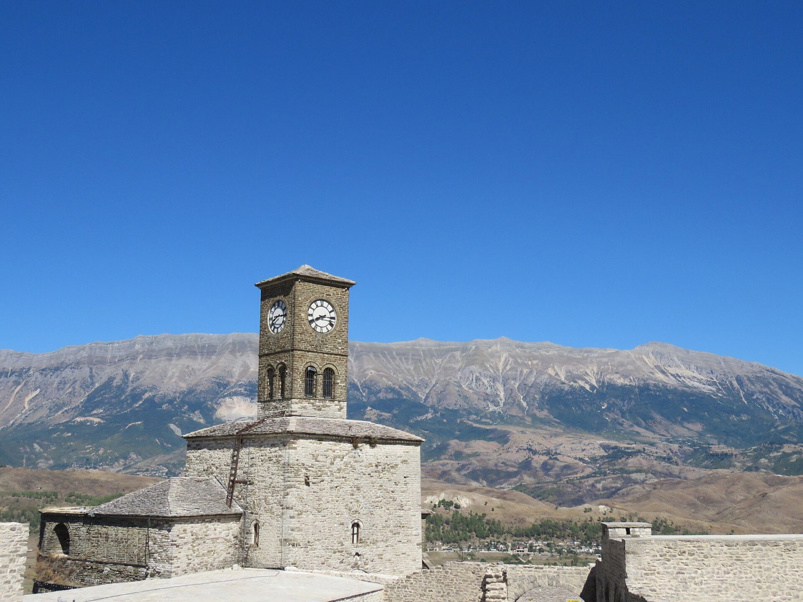 La Tour de l'Horloge en Albanie : un voyage dans le temps - Gjirokastër | Secret World Trip Planner