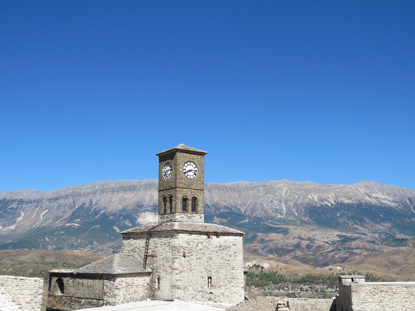 A Torre do Relógio na Albânia: uma viagem no tempo - Gjirokastër | Secret World Trip Planner