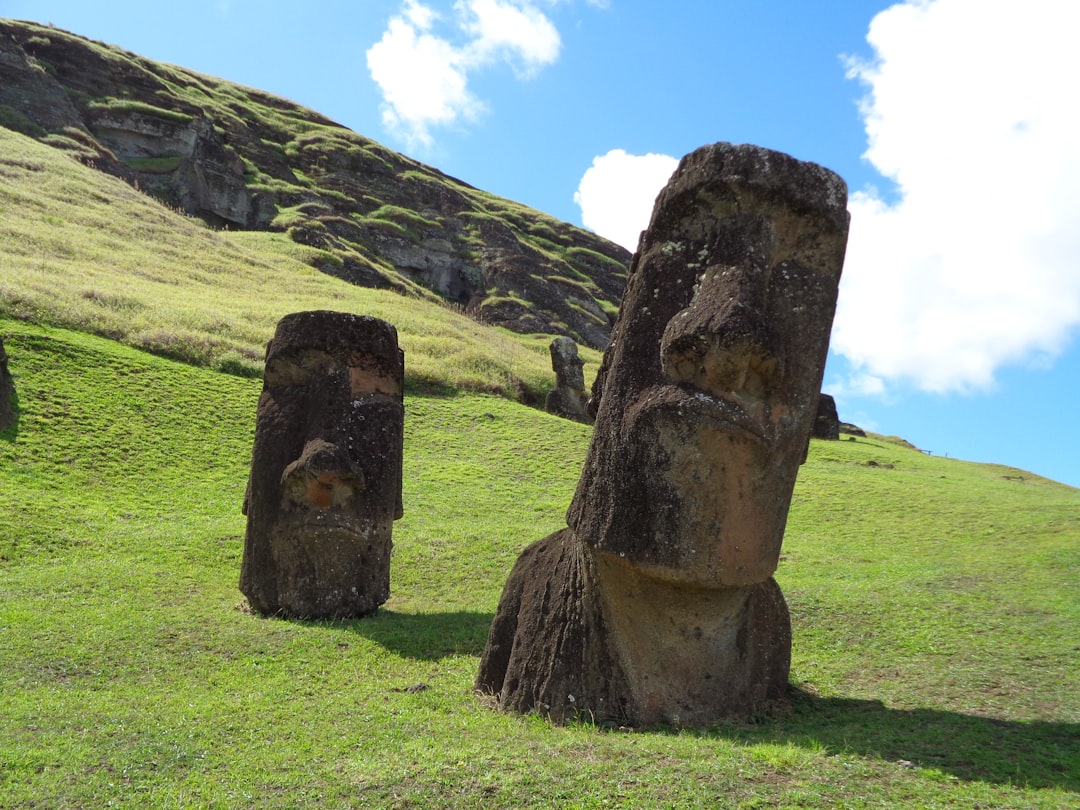Ahu Taharoa: el misterio de la cultura Rapa Nui en Chile - Hanga Roa | Secret World Trip Planner