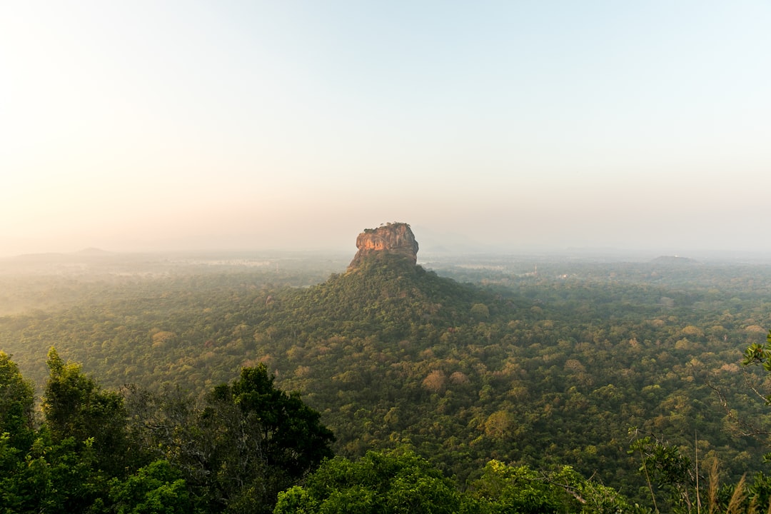 Scopri Pidurangala Vihara: un tesoro buddista in Sri Lanka - Dambulla | Secret World Trip Planner