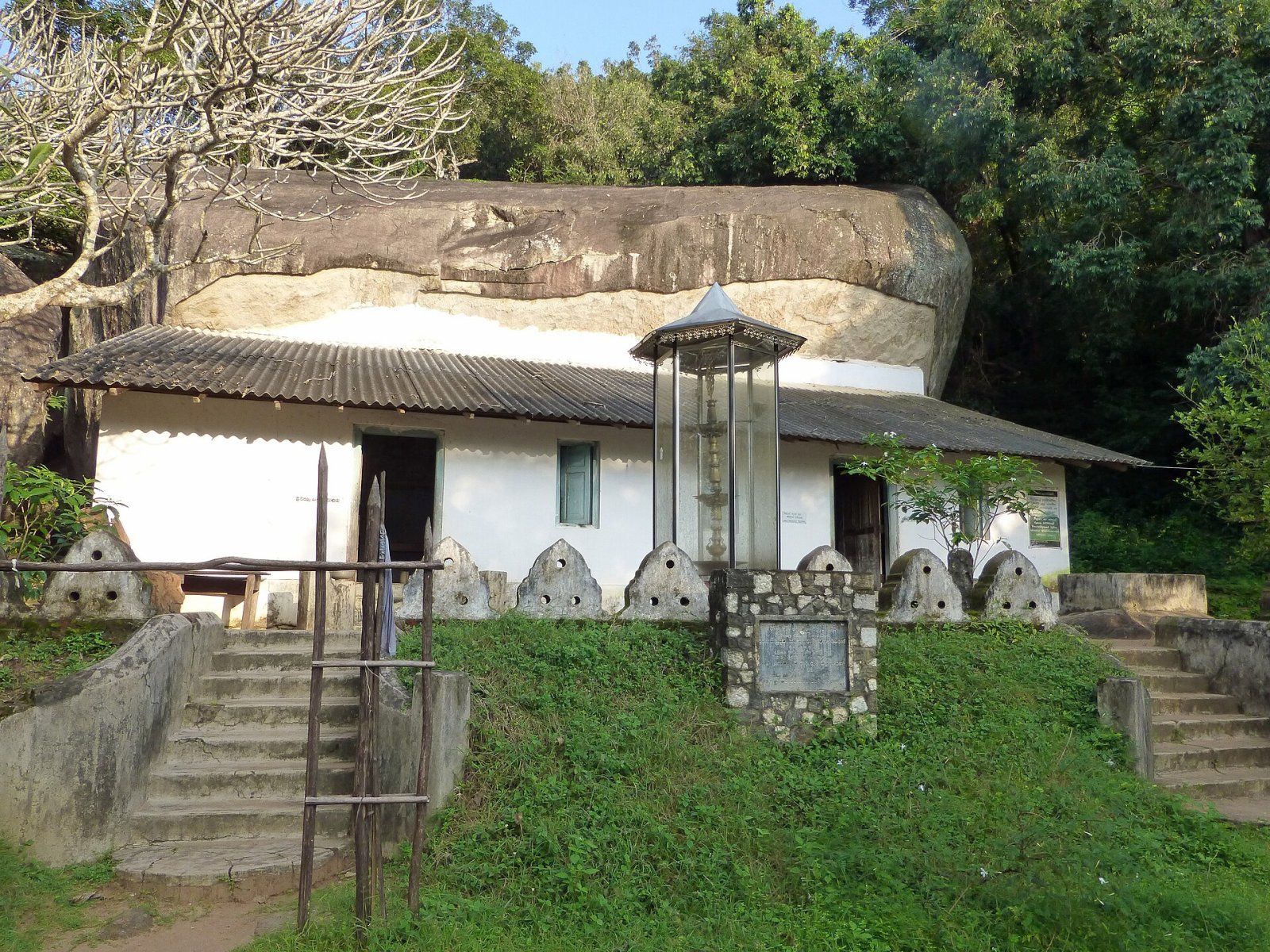 Discover Pidurangala Vihara: A Buddhist Treasure in Sri Lanka — Dambulla
