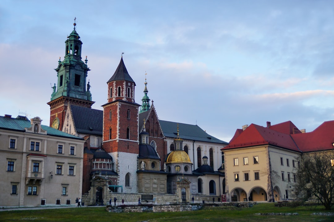 ヴァヴェル大聖堂：クラクフの王の心臓 - Zamek Wawel | Secret World Trip Planner