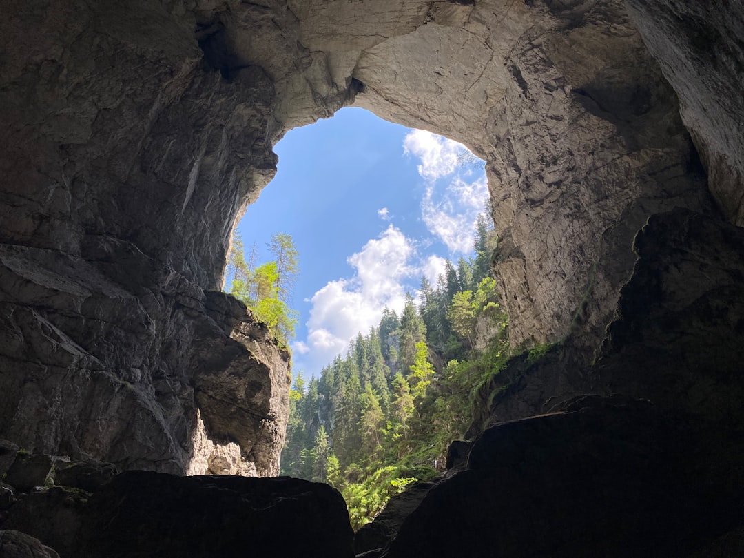 Grotta di Devetashka: luce e buio nel cuore della Bulgaria - 5555 Devetaki | Secret World Trip Planner