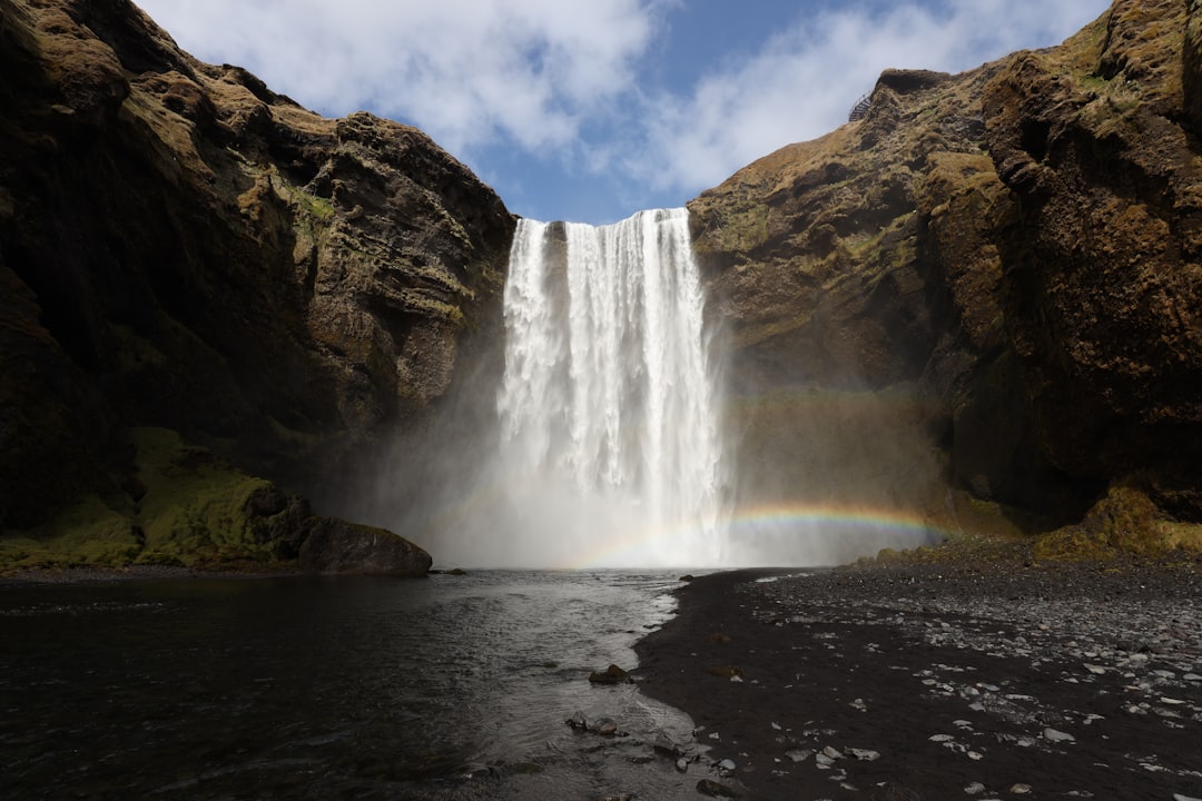 Skógafoss: Der isländische Wasserfall mit 527 Stufen - Skógafoss | Secret World Trip Planner