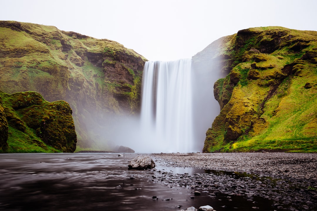 Skógafoss : la cascade islandaise aux 527 marches - Skógafoss | Secret World Trip Planner
