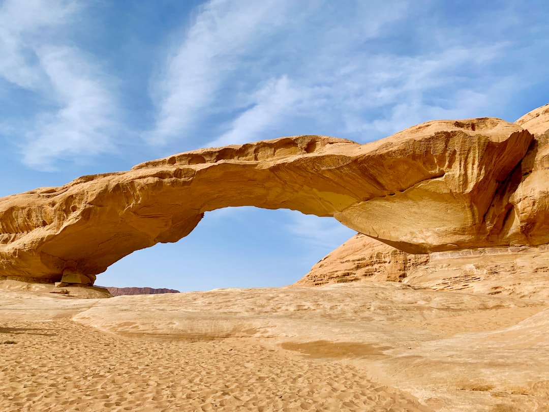 Um Arco Frouth Rock: a Ponte de Pedra de Wadi Rum | Secret World Trip Planner