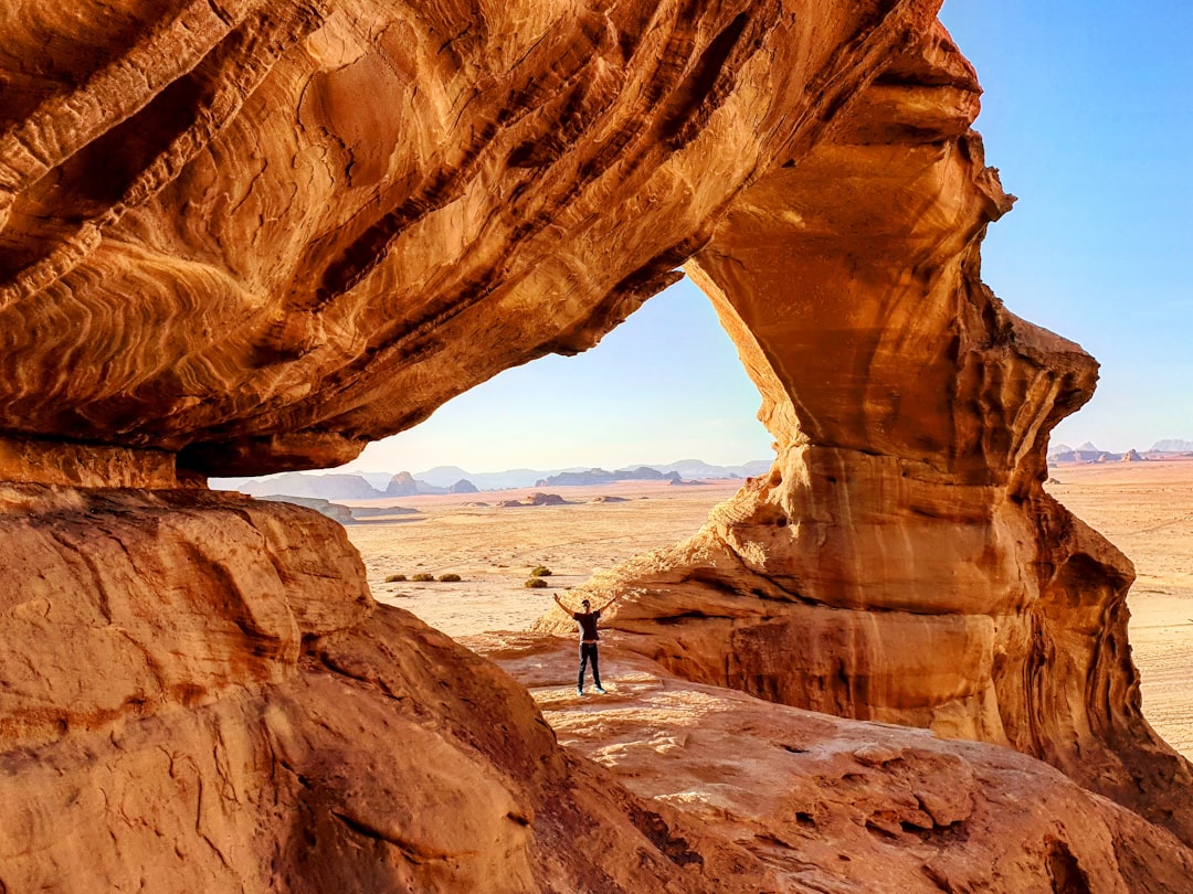 Um Arco Frouth Rock: a Ponte de Pedra de Wadi Rum | Secret World Trip Planner