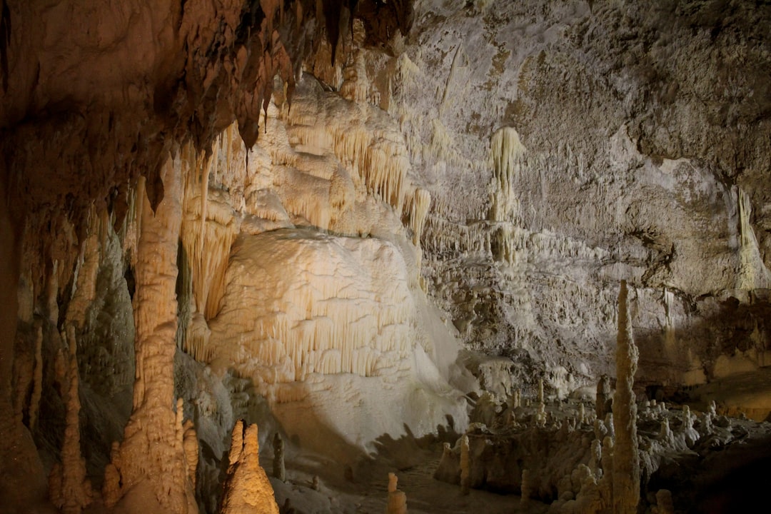 Grotte di Frasassi: un mondo sotterraneo nelle Marche - San Vittore delle Chiuse | Secret World Trip Planner
