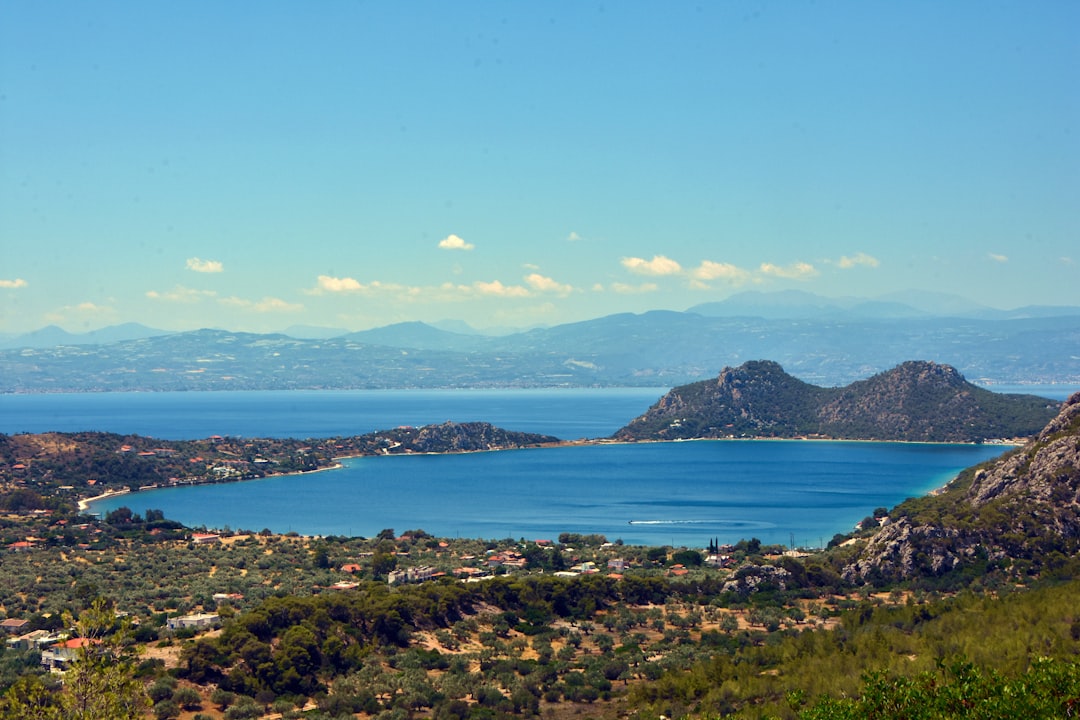 Lago Vouliagmeni: Die Thermalquellen von Athen - Posidonos | Secret World Trip Planner