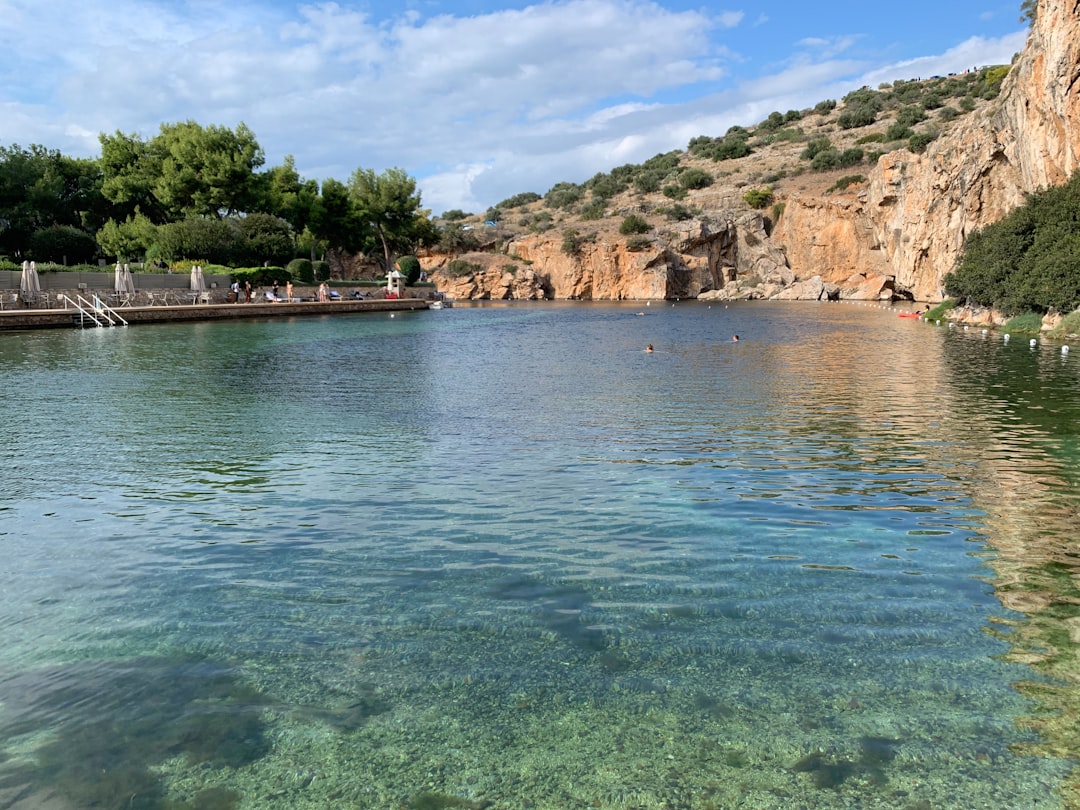 Lago Vouliagmeni: as águas termais de Atenas - Posidonos | Secret World Trip Planner