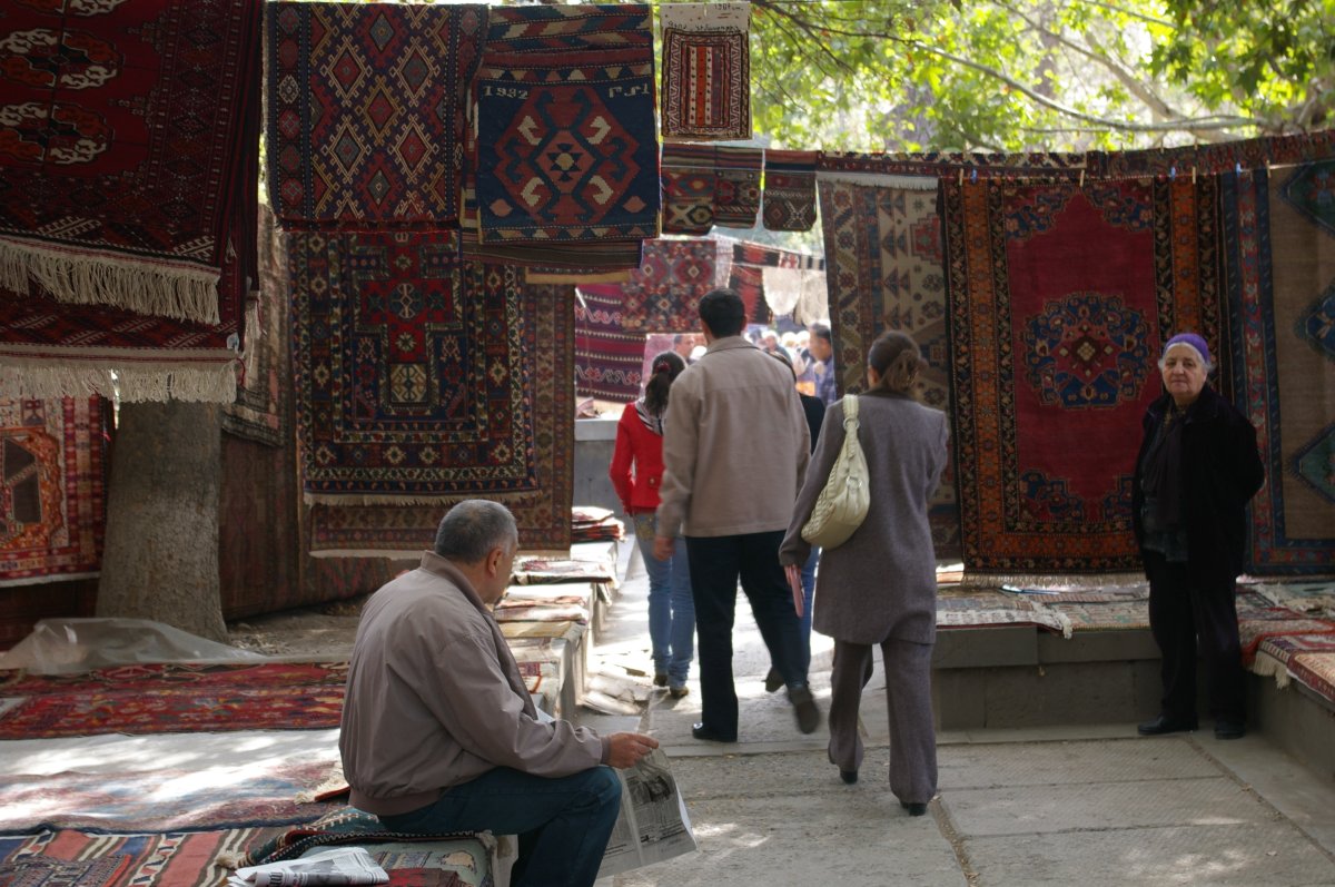 エレバンのヴェルニサージュマーケット：アルメニアの魂 - 3 Buzand St | Secret World Trip Planner