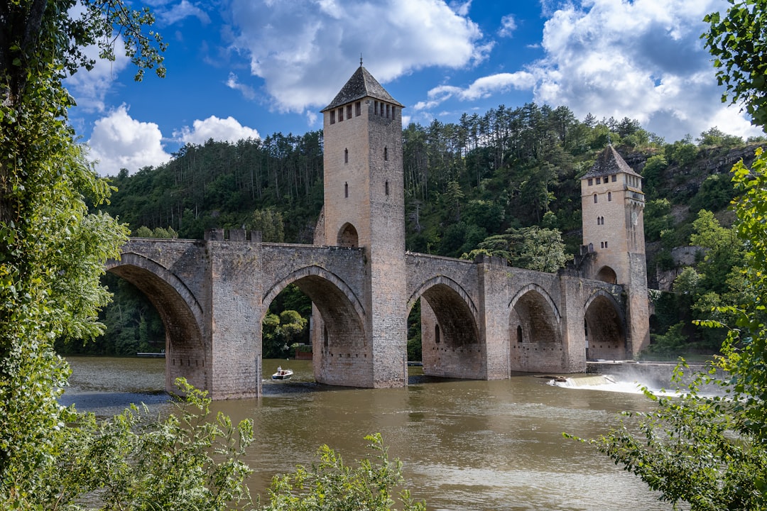 Ponte Valentré à Cahors : forteresse sur le Lot - 46000 Cahors | Secret World Trip Planner
