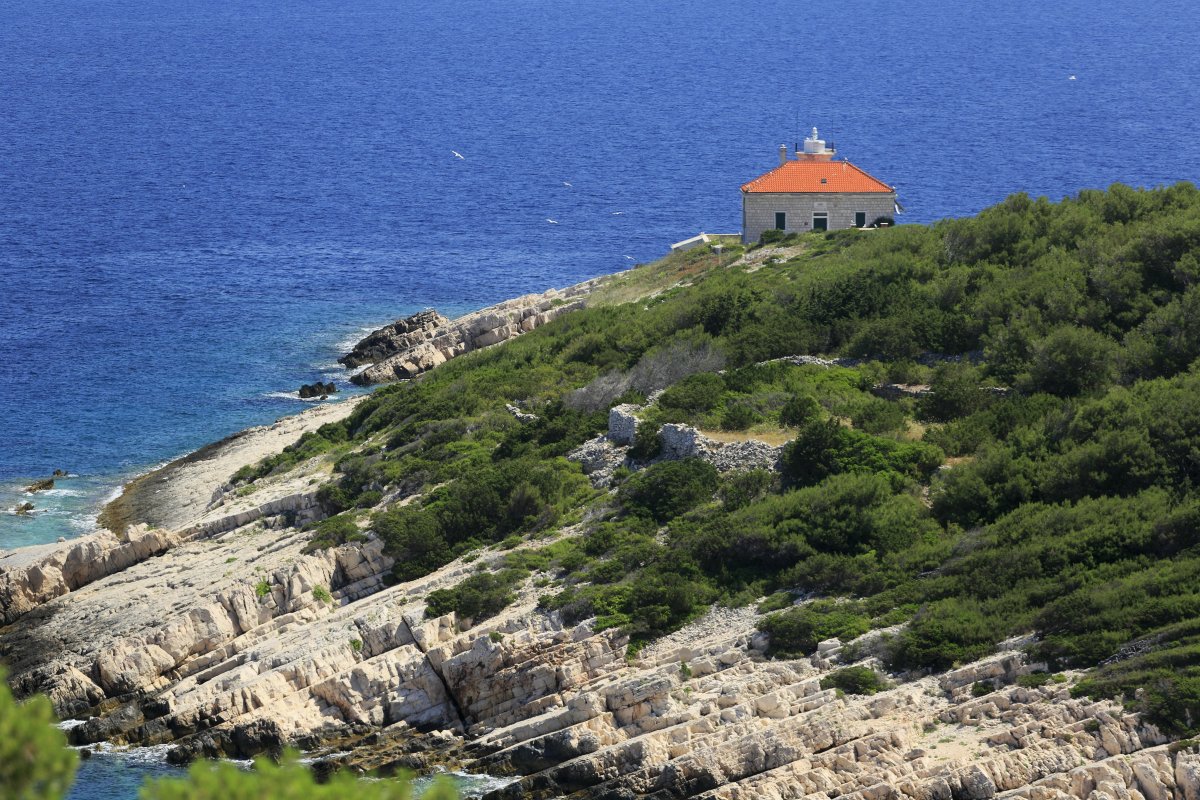 Faro di Host a Vis: isolamento e luce sul mare croato - 21480 | Secret World Trip Planner