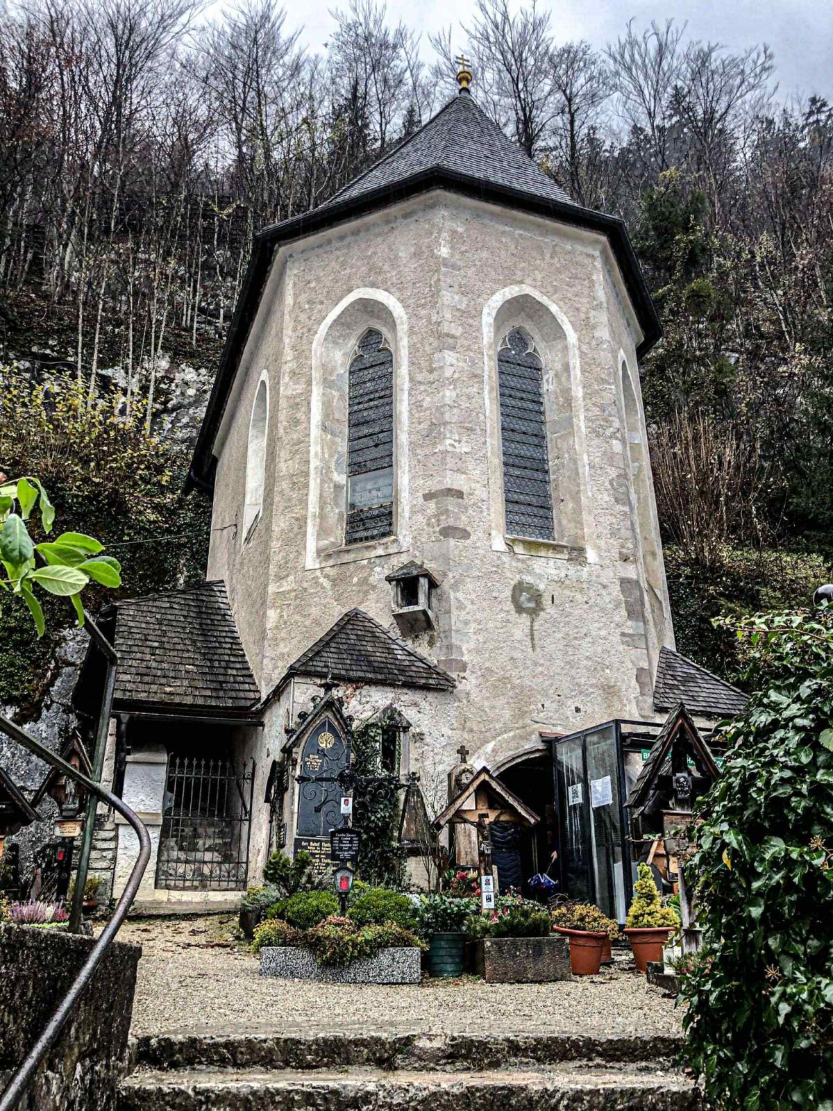 Das Haus der Knochen in Hallstatt: Kunst und Tod in den Alpen - Friedhof 164 | Secret World Trip Planner